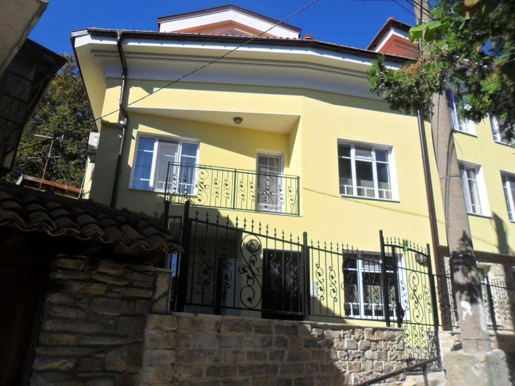 Къщата С Чешмата Apartamento Veliko Tŭrnovo Exterior foto